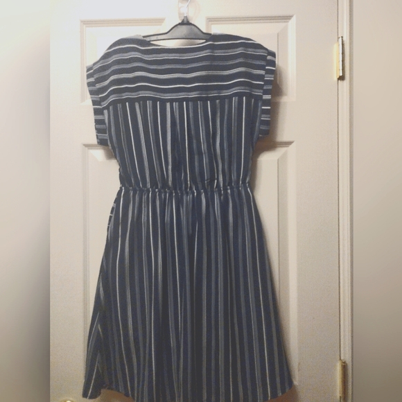 Women's dress! Great lines, cute fit and style. - Picture 3 of 6